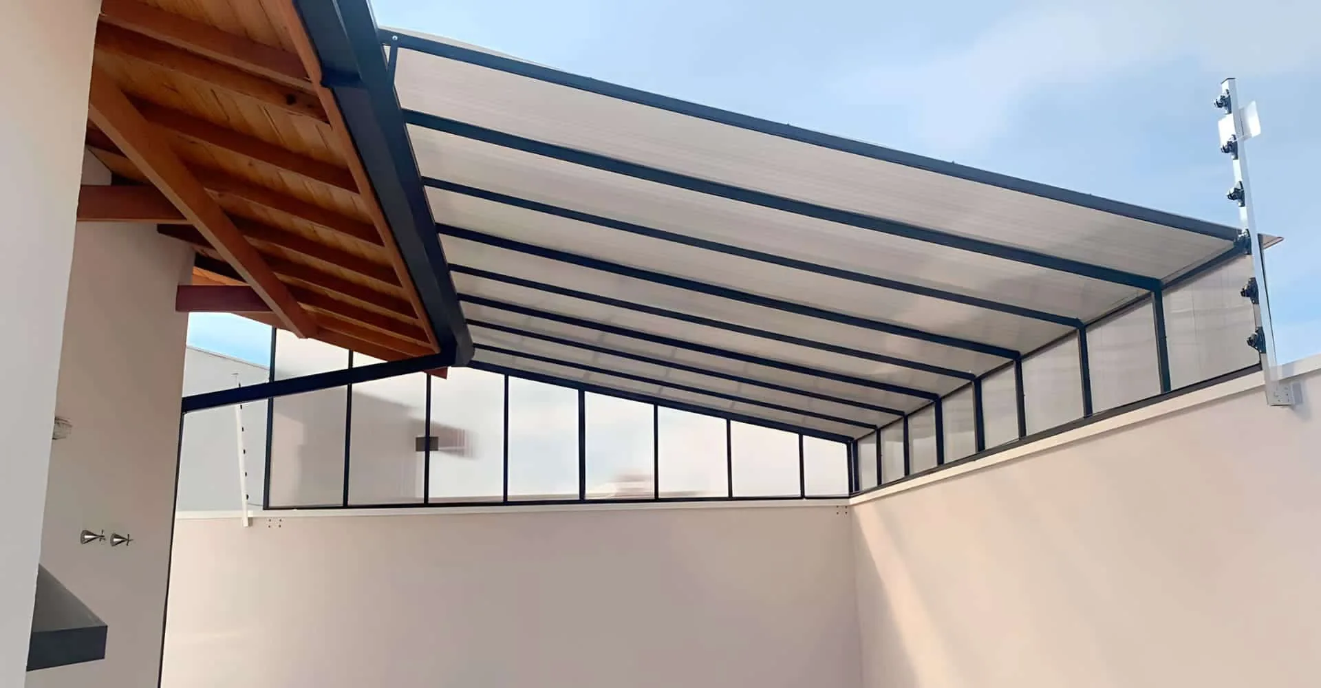Cobertura fixa de policarbonato alveolar cristal instalada em garagem residencial em São Roque SP — Toldos em São Roque