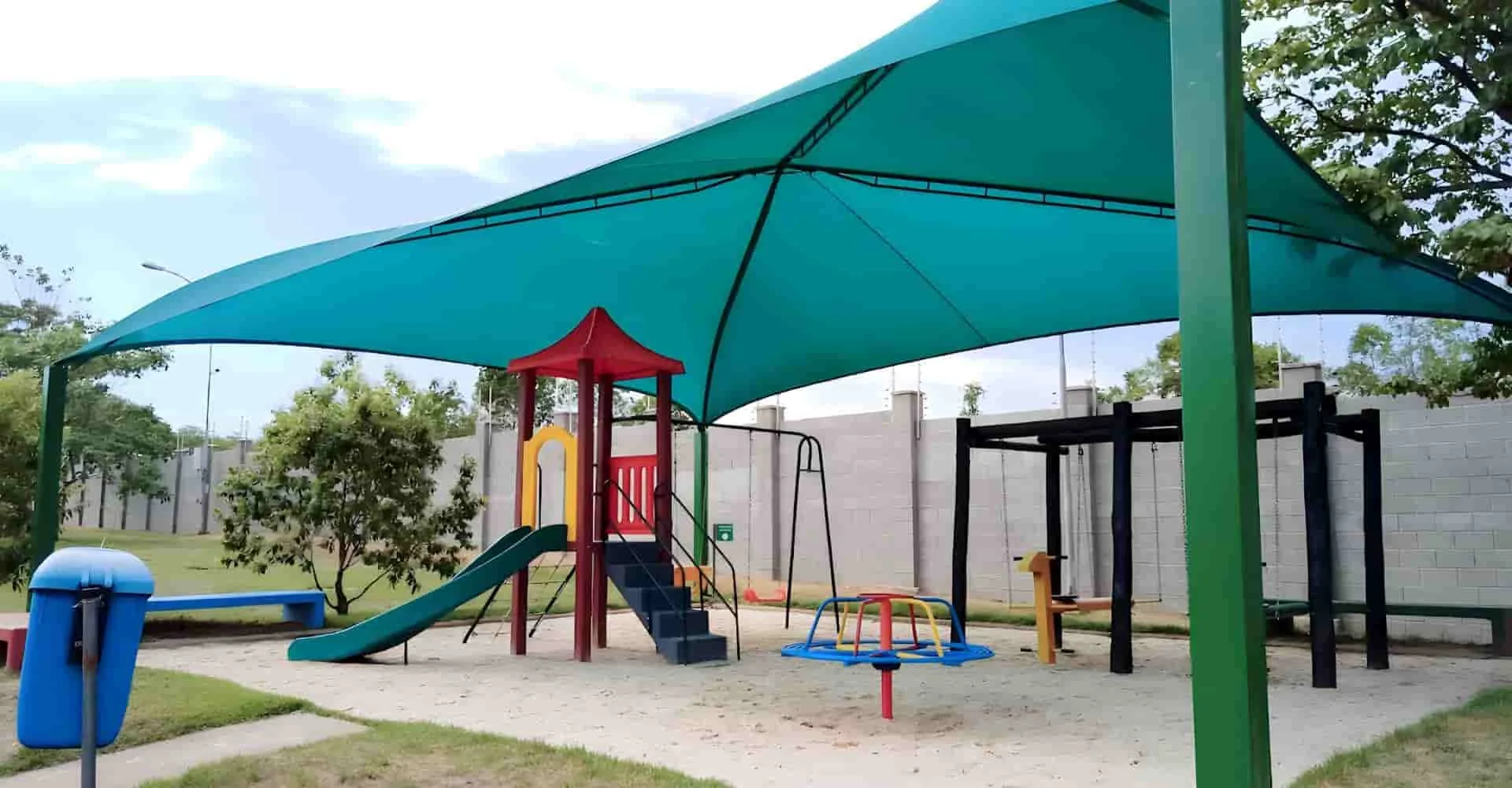 Cobertura de sombrite tensionada sobre área de lazer com piscina em São Roque SP — Toldos em São Roque