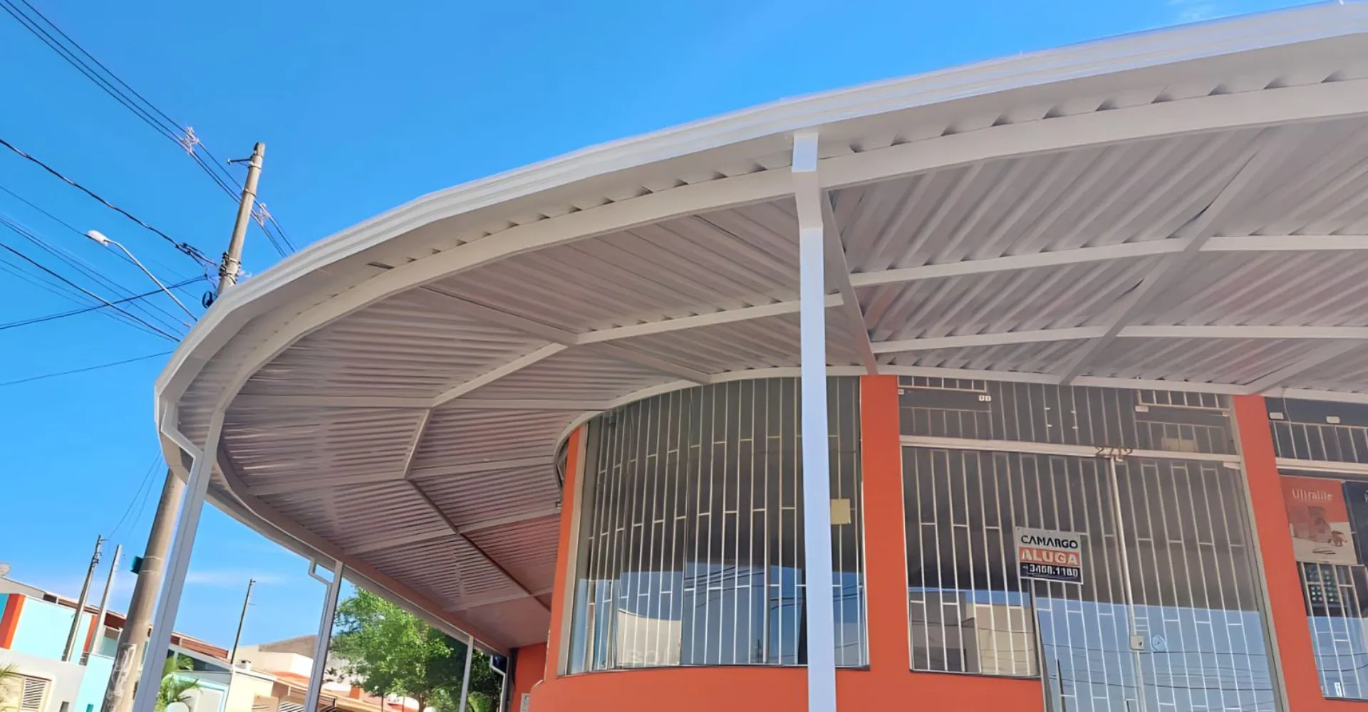 Cobertura metálica de telha simples trapezoidal instalada em garagem residencial em São Roque SP — Toldos em São Roque