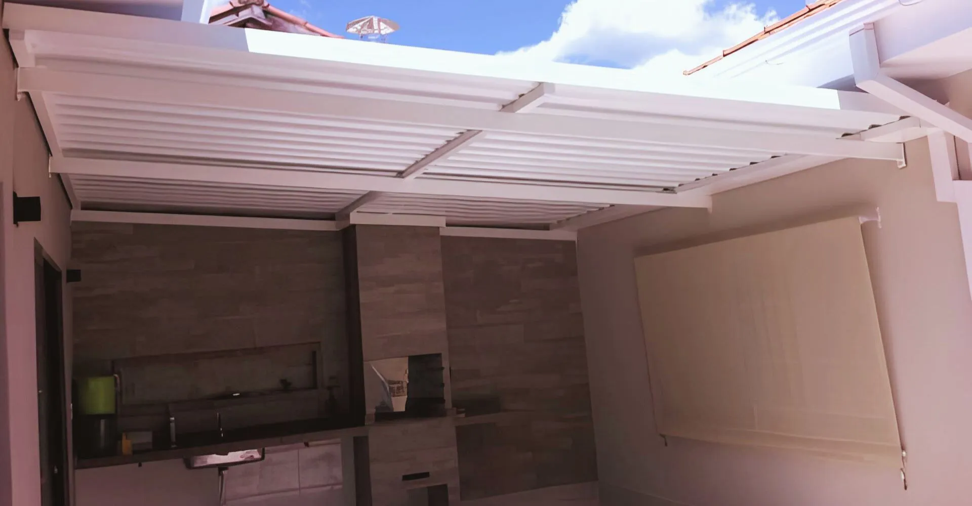 Cobertura metálica de telha sanduíche trapezoidal instalada em galpão comercial em São Roque SP — Toldos em São Roque