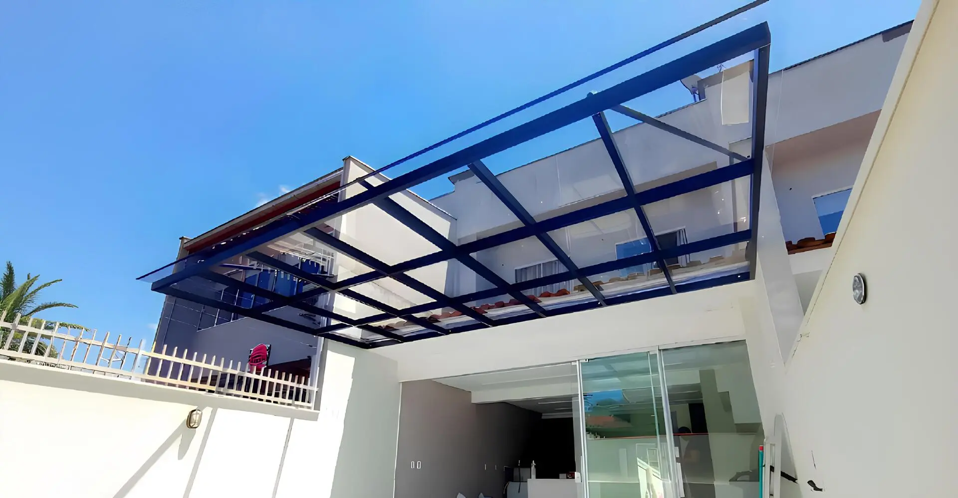 Cobertura de vidro temperado retrátil instalada em área gourmet com pergolado em São Roque SP — Toldos em São Roque