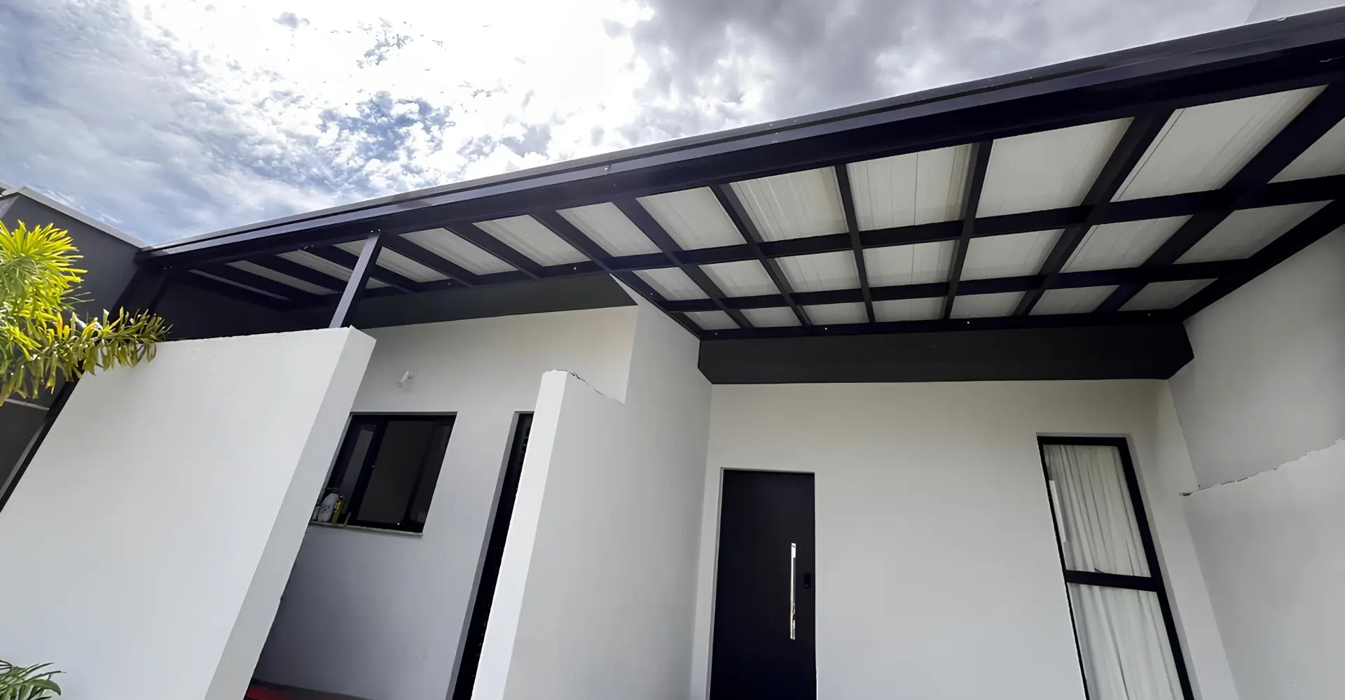 Pergotelha termoacústica com estrutura de alumínio e telha sanduíche instalada em varanda em São Roque SP — Toldos em São Roque