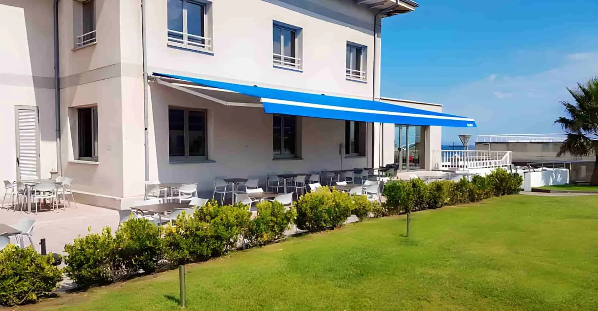 Toldo articulado com braços de alumínio instalado em terraço residencial em São Roque SP — Toldos em São Roque