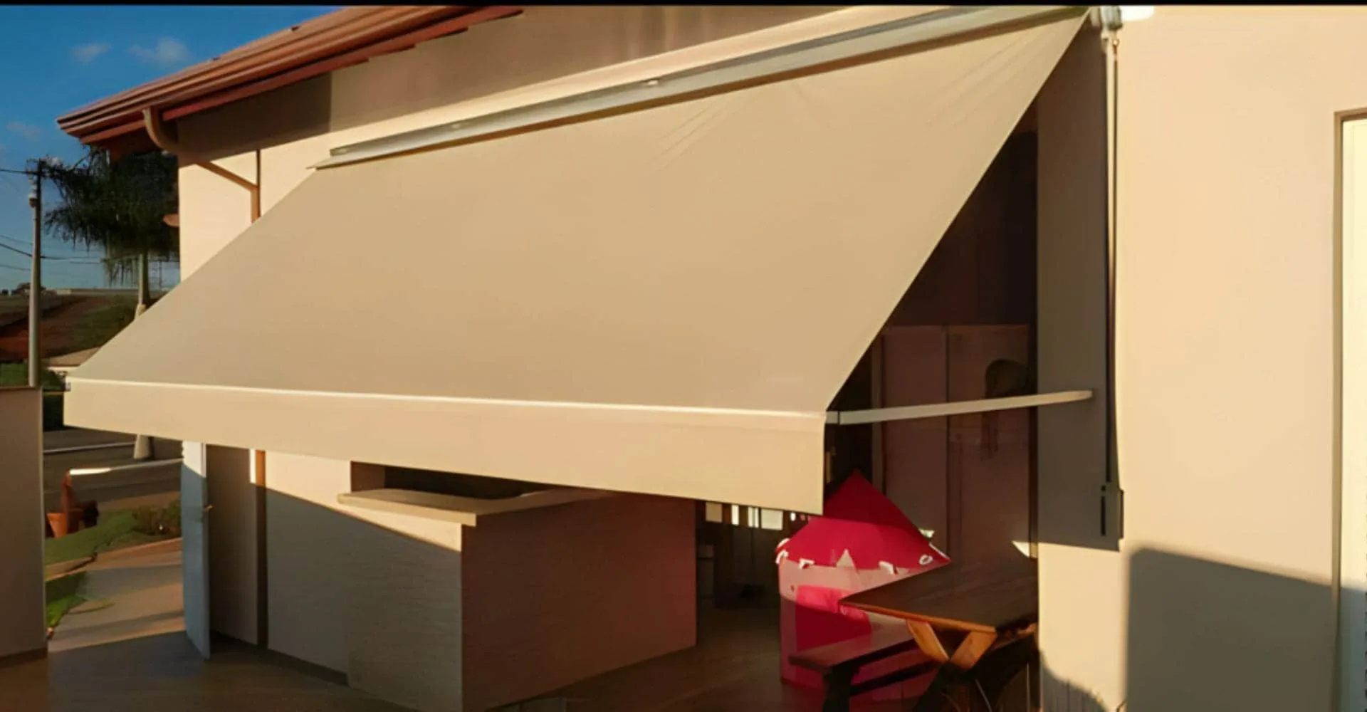 Toldo cortina com braço de projeção instalado em sacada residencial em São Roque SP — Toldos em São Roque