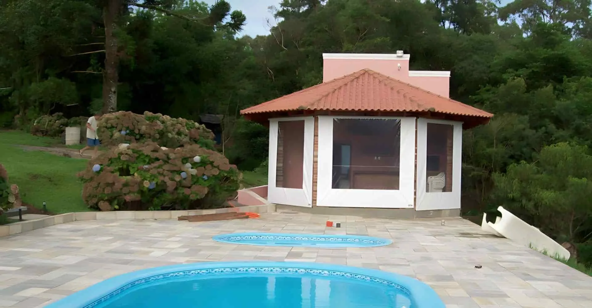 Toldo cortina retrátil de lona PVC em varanda com vista para área externa — Toldos em São Roque