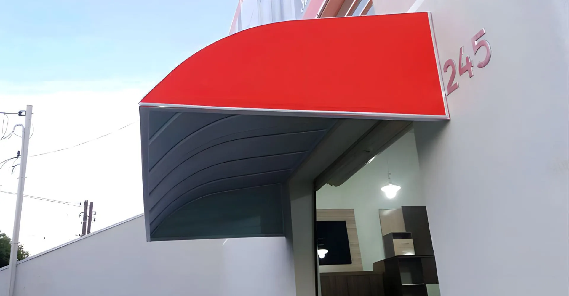 Toldo fixo de lona impermeável instalado em fachada residencial em São Roque SP — Toldos em São Roque