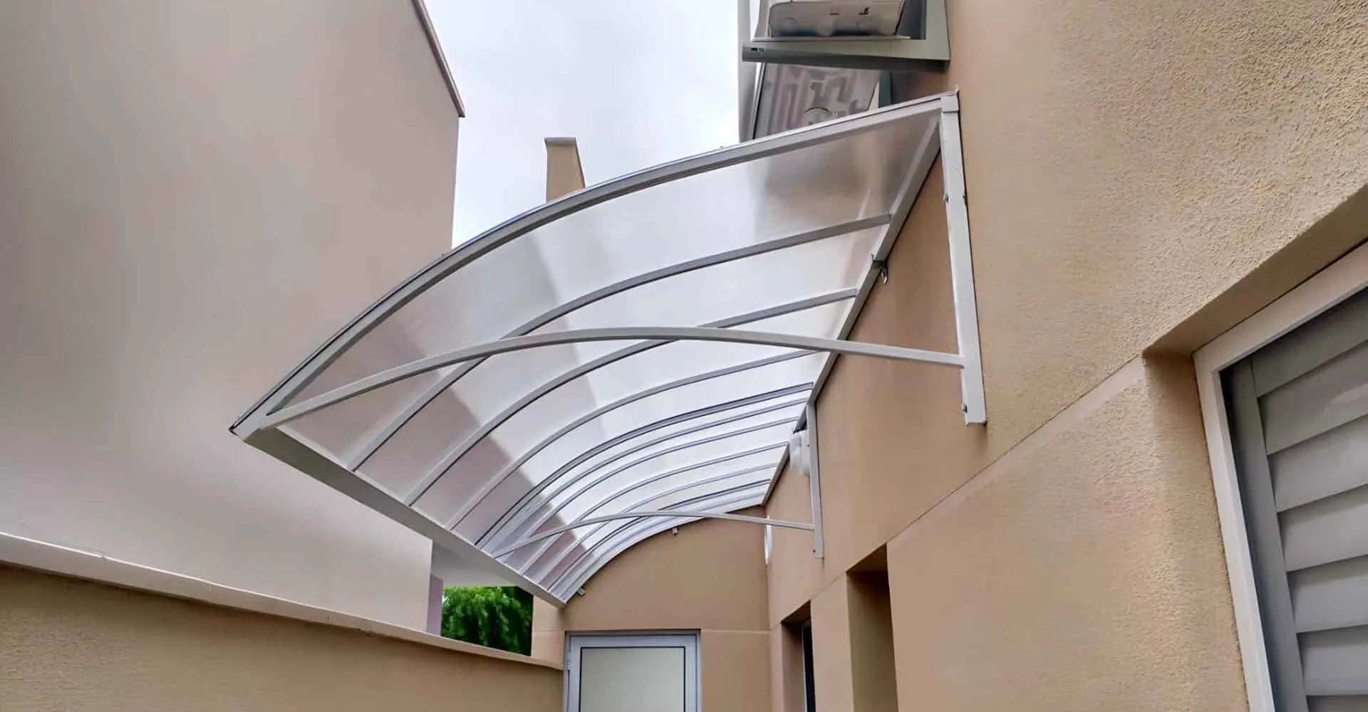 Toldo fixo de policarbonato alveolar instalado em porta de residência em São Roque SP — Toldos em São Roque